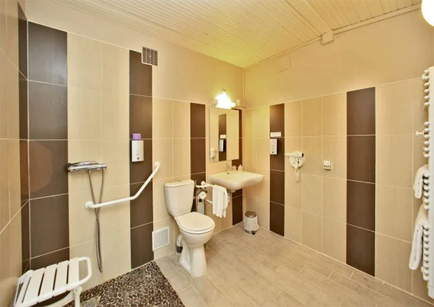 Salle de bain aménagée avec barres d'appui