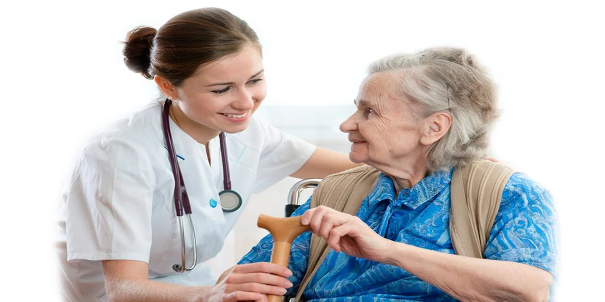 Professionnelle de santé accompagnant une résidente