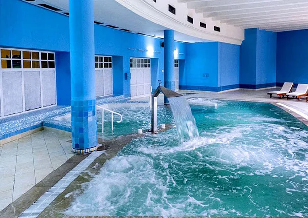Piscine intérieure et espace bien-être